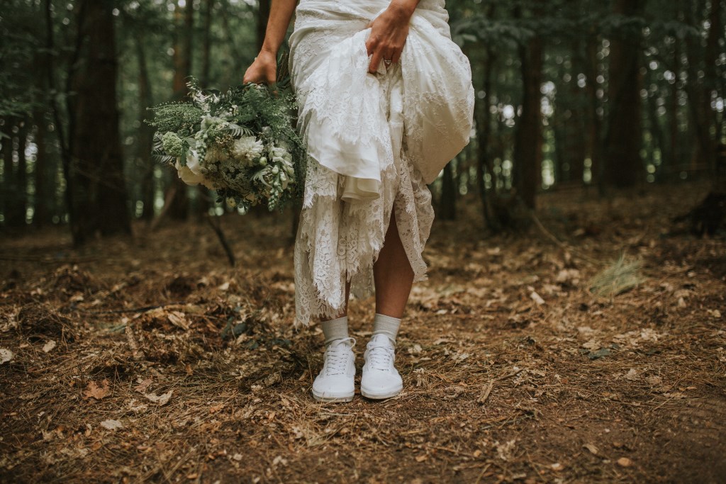 Grün heiraten Braut in Turnschuhen